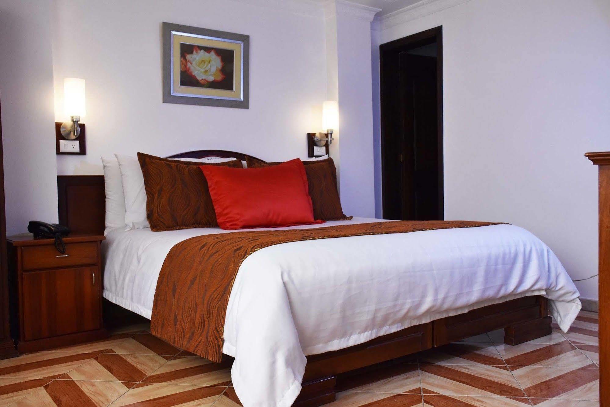 Hotel Plaza Victoria Ibarra Ngoại thất bức ảnh